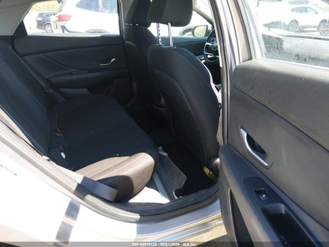صورة 8 لـ 2022 Hyundai ELANTRA SEL