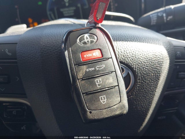 2025 Toyota CAMRY SE thumbnail 11