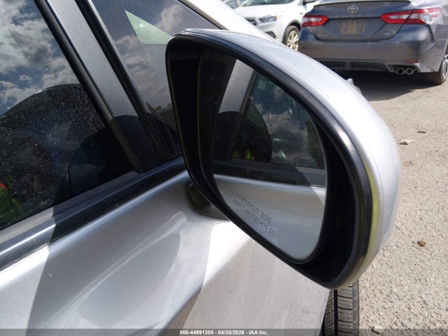 صورة 5 لـ 2013 Toyota PRIUS V THREE