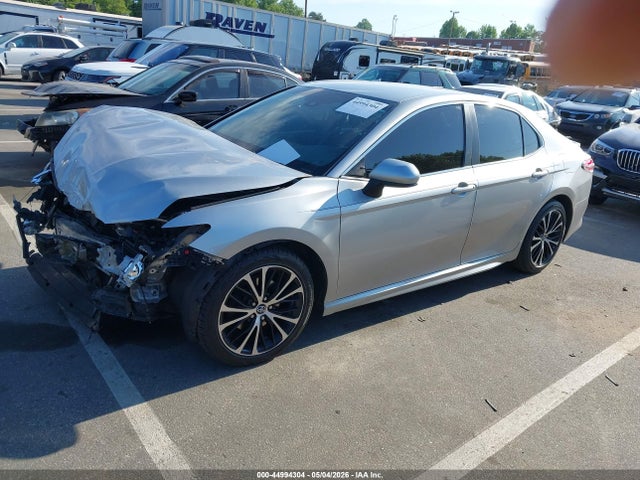2018 Toyota CAMRY SE photo 2