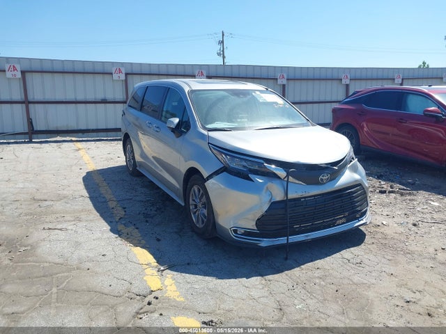 2021 TOYOTA SIENNA XLE
