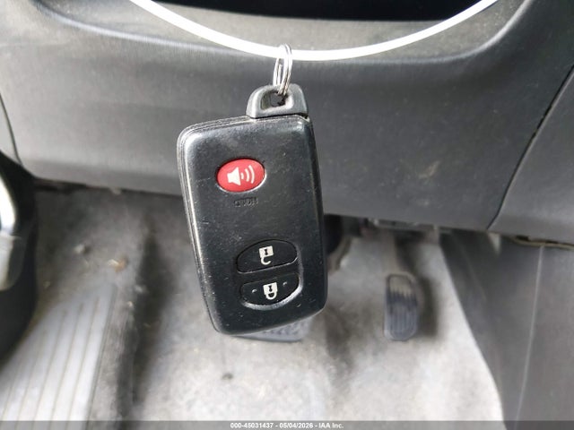 2014 Toyota PRIUS THREE thumbnail 11