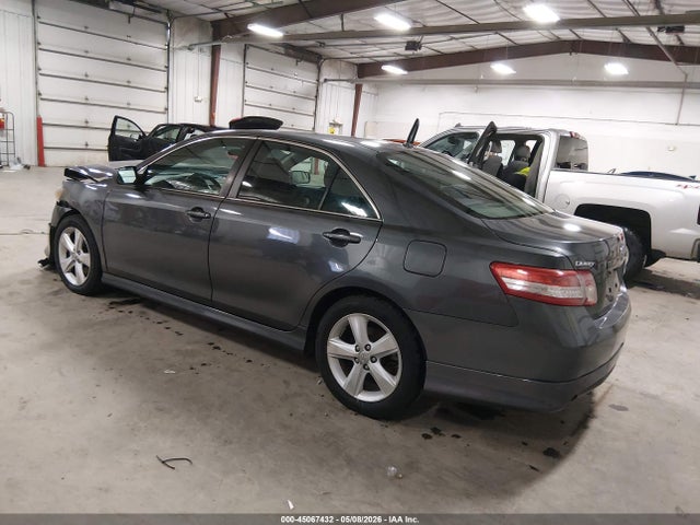 2011 Toyota CAMRY SE photo 3