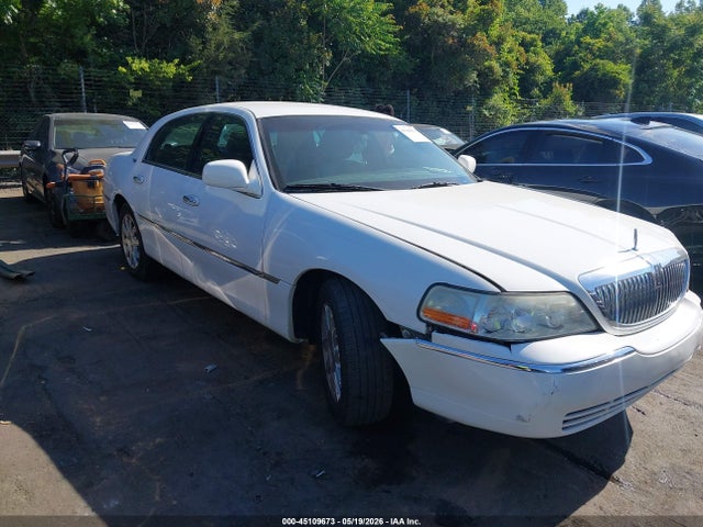 2011 LINCOLN TOWN CAR SIGNATURE LIMITED