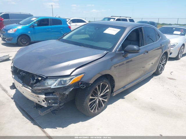 2018 Toyota CAMRY SE photo 2