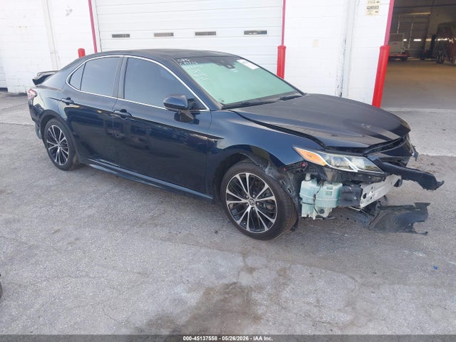 2018 Toyota CAMRY SE photo 1