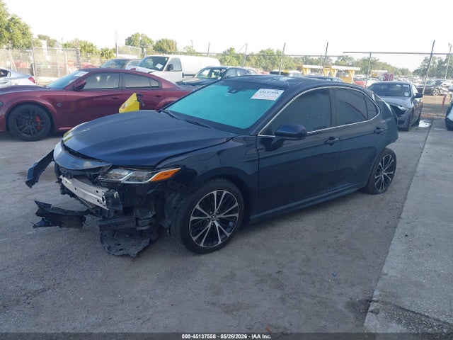 2018 Toyota CAMRY SE photo 2
