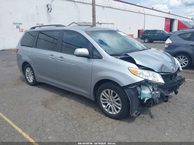 2017 TOYOTA SIENNA XLE 8 PASSENGER