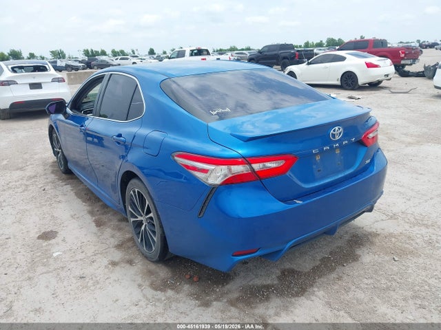 2018 Toyota CAMRY SE photo 3