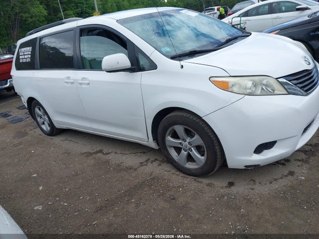 2011 TOYOTA SIENNA LE V6