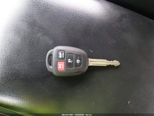 2016 Toyota CAMRY SE thumbnail 11