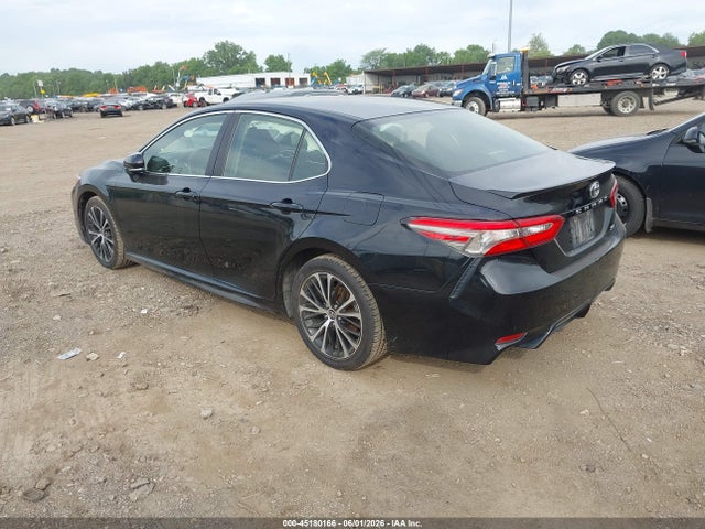 2018 Toyota CAMRY SE photo 3