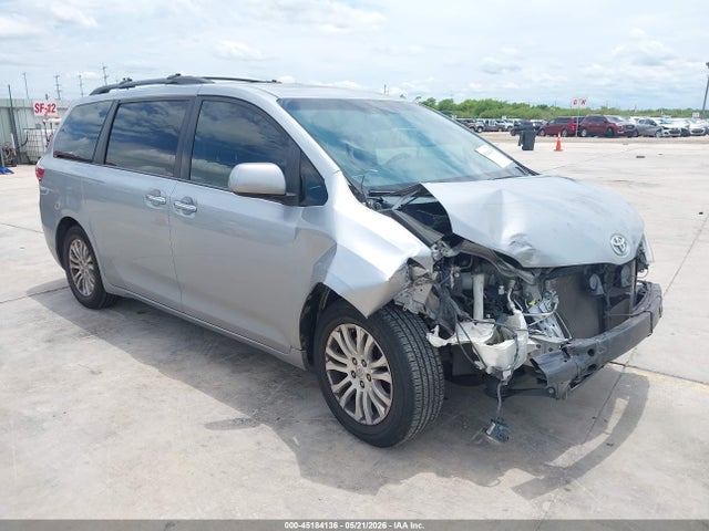 2015 TOYOTA SIENNA XLE 8 PASSENGER