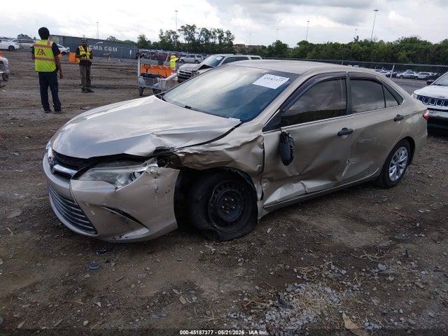 2016 Toyota CAMRY LE 缩略图 2