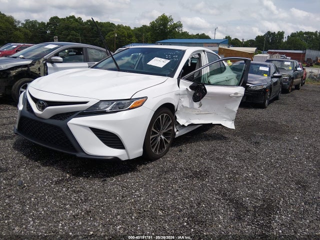 2020 Toyota CAMRY SE photo 2