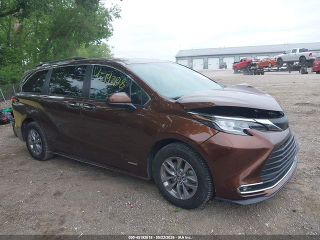 2021 TOYOTA SIENNA XLE