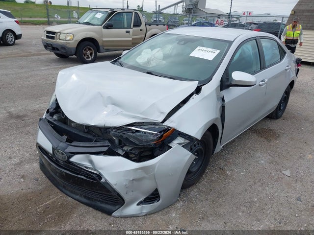 2018 Toyota COROLLA LE photo 2