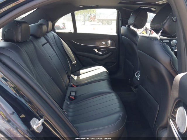 صورة 8 لـ 2017 Mercedes-BENZ E 300