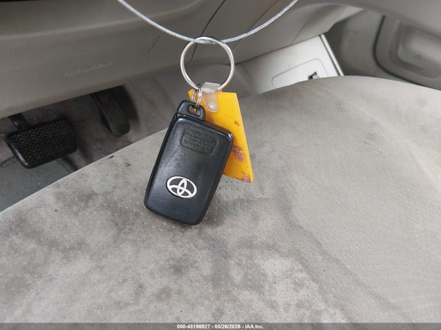 2011 Toyota PRIUS TWO — миниатюра 11