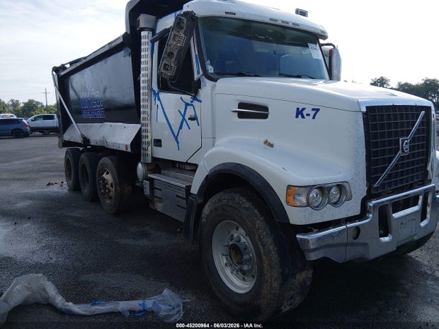 2020 VOLVO VHD 