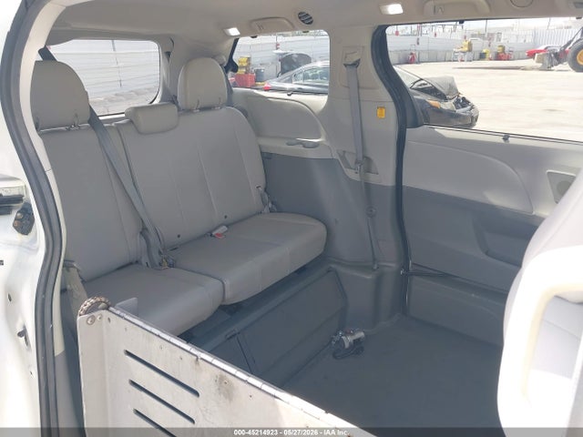 صورة 8 لـ 2011 Toyota SIENNA