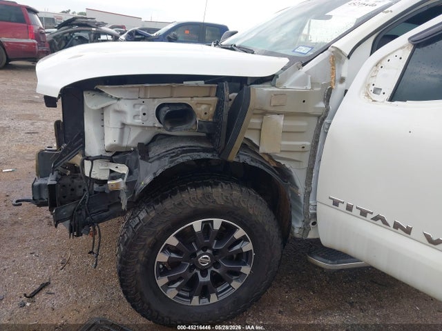 2018 Nissan TITAN PRO-4X photo 6