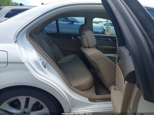 صورة 8 لـ 2013 Mercedes-BENZ C 300 LUXURY 4MATIC