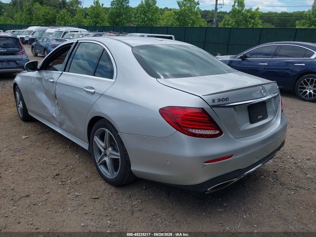 2017 Mercedes-BENZ E 300 4MATIC — фото 3