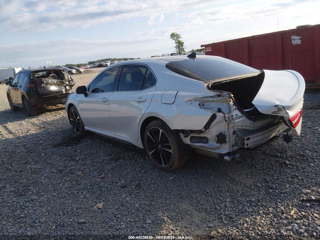 2019 Toyota CAMRY XSE photo 3