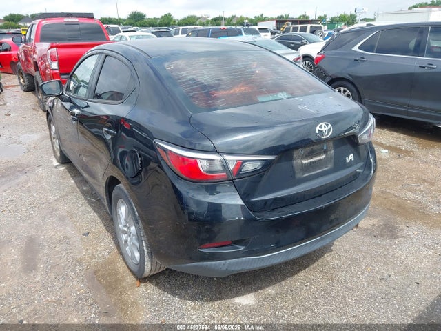 2017 Toyota YARIS IA — фото 3