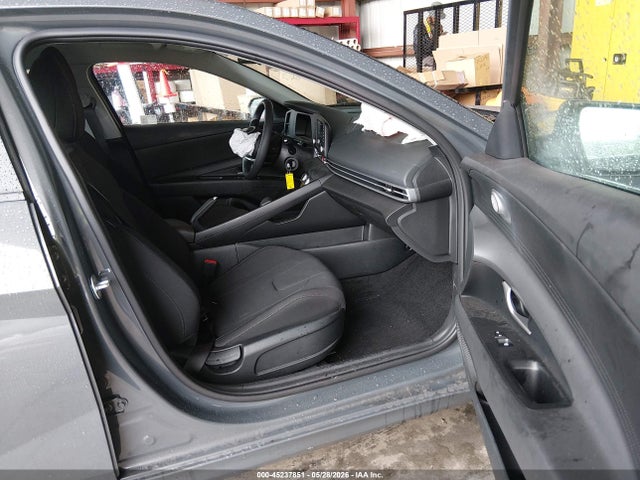 2025 Hyundai ELANTRA SE photo 5
