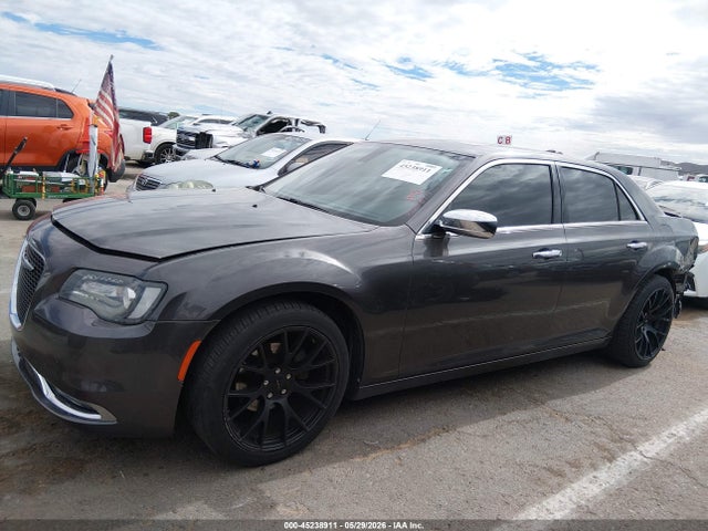 2016 Chrysler 300C — миниатюра 14