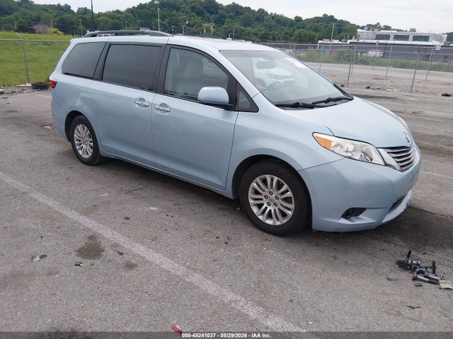 2016 TOYOTA SIENNA XLE 8 PASSENGER