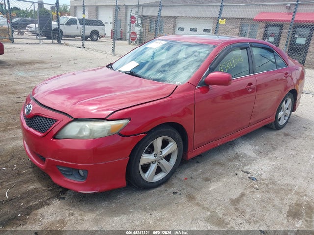2011 Toyota CAMRY SE photo 2