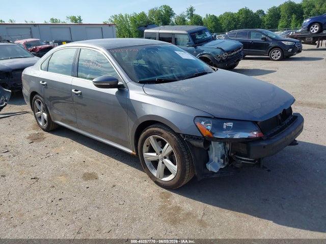 2012 Volkswagen PASSAT 2.5L SE photo 1