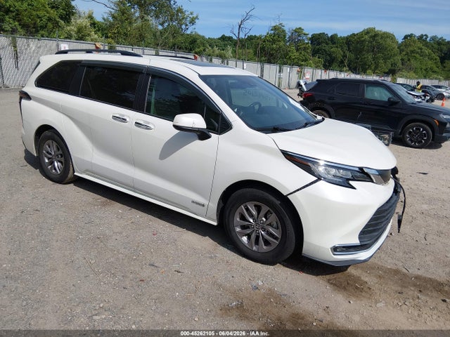 2021 TOYOTA SIENNA XLE