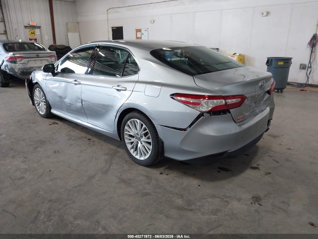 2018 Toyota CAMRY XLE photo 3