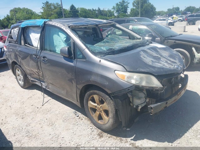 2011 TOYOTA SIENNA LE V6