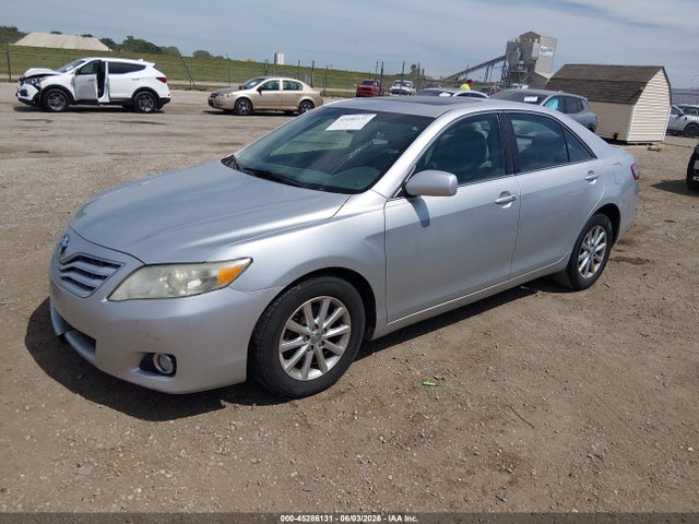 2011 Toyota CAMRY XLE — фото 2