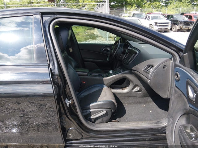 صورة 5 لـ 2015 Chrysler 200 S