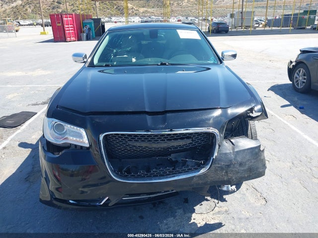 2015 Chrysler 300C — миниатюра 12