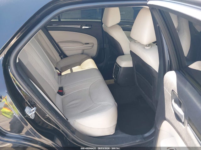 2015 Chrysler 300C — фото 8