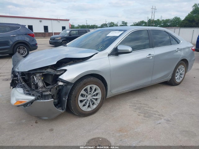 2015 Toyota CAMRY LE photo 2