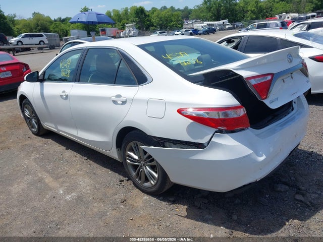 2017 Toyota CAMRY SE photo 3