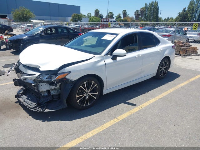 2018 Toyota CAMRY SE photo 2