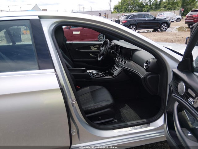 2017 Mercedes-BENZ E 300 4MATIC photo 5