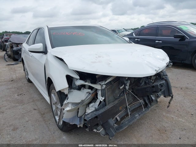 2014 Toyota CAMRY SE photo 1