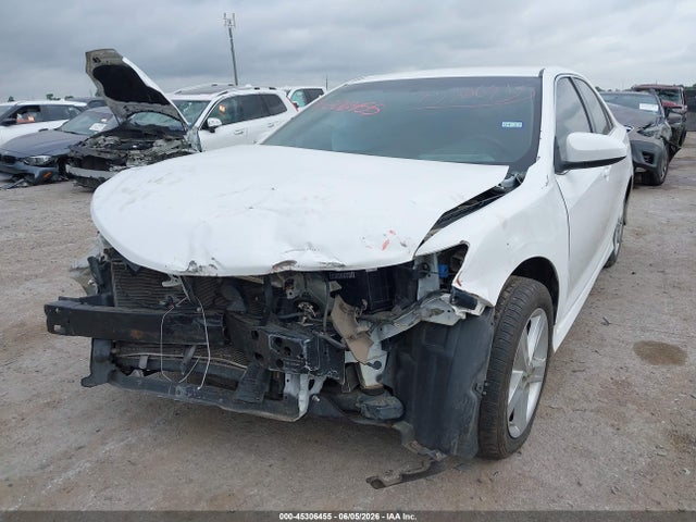 2014 Toyota CAMRY SE photo 2