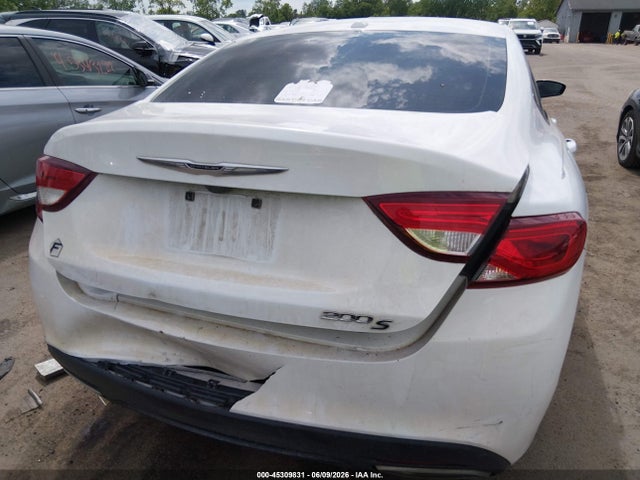 2015 Chrysler 200 S — миниатюра 16