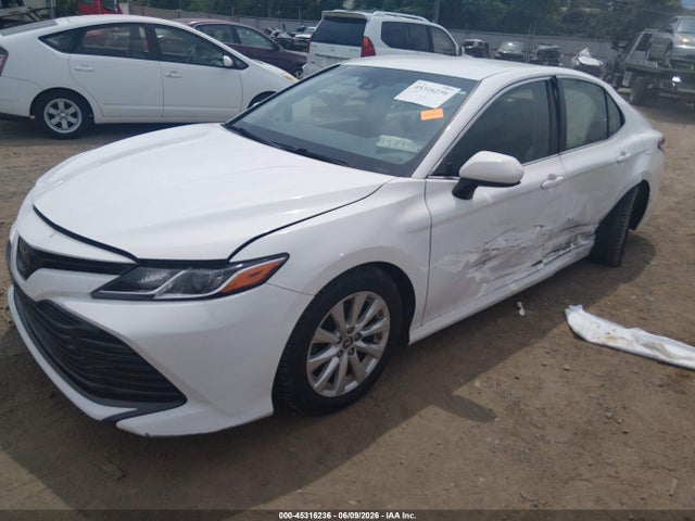 2018 Toyota CAMRY LE photo 2